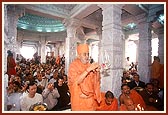 Swamishri performs the murti-pratishtha arti