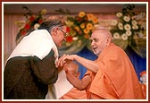 Swamishri honors and blesses Shri. Kapoor (Lt. Governor, New Delhi)