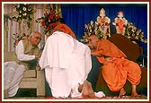 Swamishri introduces the newly initiated parshads to Shri L. K. Advani