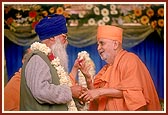 Swamishri blesses Jaththedar Shri Rachhpal Singh