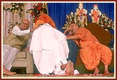 Swamishri introduces the newly initiated parshads to Shri L. K. Advani