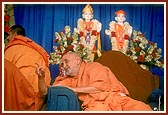 Swamishri introduces the newly initiated parshads to Shri L. K. Advani