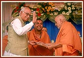 Swamishri offers a momento to Shri L. K. Advani