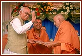Swamishri offers a momento to Shri L. K. Advani