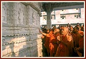 Swamishri engaged in darshan of and offers pranams to the murtis of paramhansas and devotees in the mandir mandovar