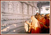 Swamishri recalls an incident in the time of Shastriji Maharaj who had built the first marble mandir in Gadhada. Swamishri said that when the Gadhada mandir was being built the other sadhus did not wish to have intricately carved layers in the mandir mandovar. But perceiving his Guru's wish, Swamishri had the intricate layers done for the mandovar. When Shastriji Maharaj came to Gadhada, a few days before he passed away, he placed his hands on the carved layers of the mandovar and expressed his joy and happiness
