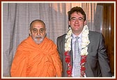 Hon. Member of Parliament for Harrow, London, Mr. Tony Mcnulty with Swamishri who arrived a day after the murti-pratishtha celebration