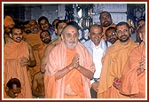 Swamishri devotionally engaged in the darshan of Shri Ghanshyam Maharaj