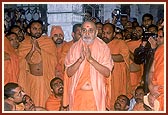 Swamishri claps and choruses the bhajan being sung on Shastriji Maharaj