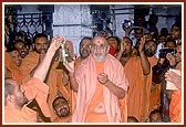 Swamishri responds with joy before Shastriji Maharaj