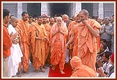Swamishri bows to all after having darshan of Thakorji