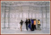 On the decorative mandir mandovar one can have darshan of the beautiful murtis of the principal paramhansas and devotees of the Swaminarayan Sampraday