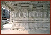 On the decorative mandir mandovar one can have darshan of the beautiful murtis of the principal paramhansas and devotees of the Swaminarayan Sampraday
