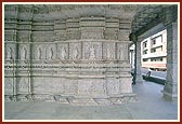 On the decorative mandir mandovar one can have darshan of the beautiful murtis of the principal paramhansas and devotees of the Swaminarayan Sampraday