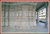 On the decorative mandir mandovar one can have darshan of the beautiful murtis of the principal paramhansas and devotees of the Swaminarayan Sampraday