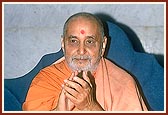 Swamishri responds happily to a devotional bhajan sung by a Sikh devotee during his morning puja