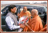 Former engineer for D.D.A., Shri Bhandari, meets Swamishri and receives blessings