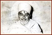 HDH Pramukh Swami Maharaj with Shri Harikrishna Maharaj in Mohadi, 1976