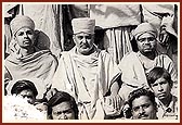 Swamishri, sadhus and devotees outside the BAPS Swaminarayan mandir in Kusumbe, January 1976