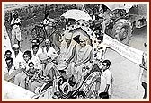 A welcome procession in honor of Swamishri in Amalner