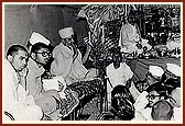 Swamishri discourses to the satsang assembly in the afternoon at Narayanbhai Soni's home in Amalner, 24 January 1976