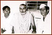 (L to R) Shri Dama Patil, Hukamchand, Ashok, Swamishri and Dhanrajbhai, in Mohadi, January 1976