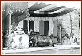 Swamishri discourses during the parayan in Amalner