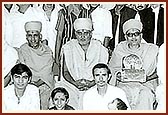 Swamishri with sadhus and devotees at the house of Narayanbhai Soni in Amalner