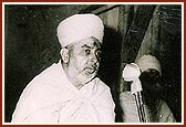 Swamishri addresses a satsang assembly in Mohadi, 1976