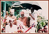 Swamishri during a welcome procession in the village of Varkheda , 1982