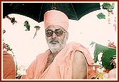 Swamishri during a welcome procession in the village of Varkheda , 1982