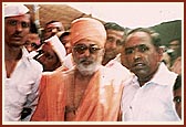 Swamishri with the village chief, Shri Naginbhai, in Varkheda, 1982
