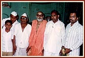 Swamishri with devotees (L to R) Vilas, Shri Purushottambhai, Shri Gajmal, Shri Nagindas (village chief) and Subhash Patel in Varkheda, 1982
