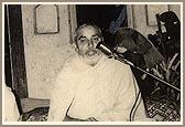 Swamishri blesses the evening satsang assembly in Varkheda, 22 January 1976