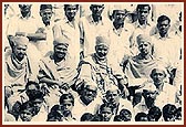 Swamishri and sadhus with devotees of Kusumbe Satsang Mandal outside the Swaminarayan Mandir, Kusumbe, 21 January 1976