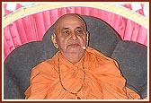 Swamishri blesses the assembly