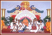 To honor Swamishri the balaks and yuvaks prostrated a distance of 6 km from Galvada to Amalner