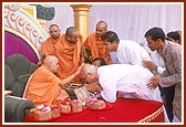Swamishri performs pujan of bricks for the foundation-stone laying ceremony for a mandir in Nasik