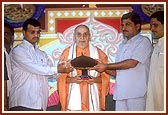 Members of the Municipal Corporation of Amalner present a citation of honor to Swamishri