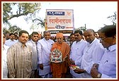 Swamishri inaugurates 'Swaminarayan Chowk'