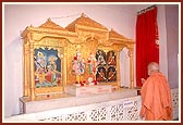 Swamishri engaged in Thakorji's darshan