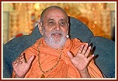 Swamishri blesses the assembly