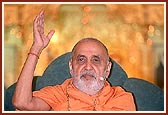 Swamishri blesses the assembly
