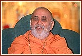 Swamishri blesses the assembly