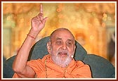 Swamishri blesses the assembly