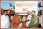 The naming ceremony of the road near the chhatralay: Pramukh Swami Maharaj Marg