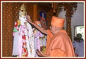 Swamishri performs pujan of Thakorji