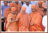 Swamishri observes the ongoing construction of the mandir
