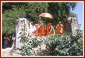 Shastriji Maharaj used to come to bathe at this well outside the village. Swamishri is engaged in darshan, prayers and sprinkling of the holy well water on his head