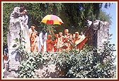 Shastriji Maharaj used to come to bathe at this well outside the village. Swamishri is engaged in darshan, prayers and sprinkling of the holy well water on his head